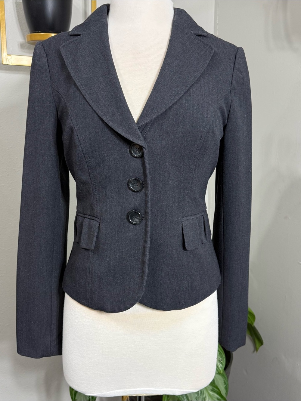 Title:
Studio 400 The Limited Women’s Size 8 Charcoal Gray Fitted Blazer